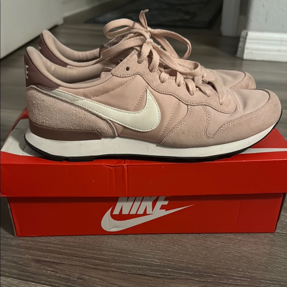 Nike Women's Soft Pink Sneakers